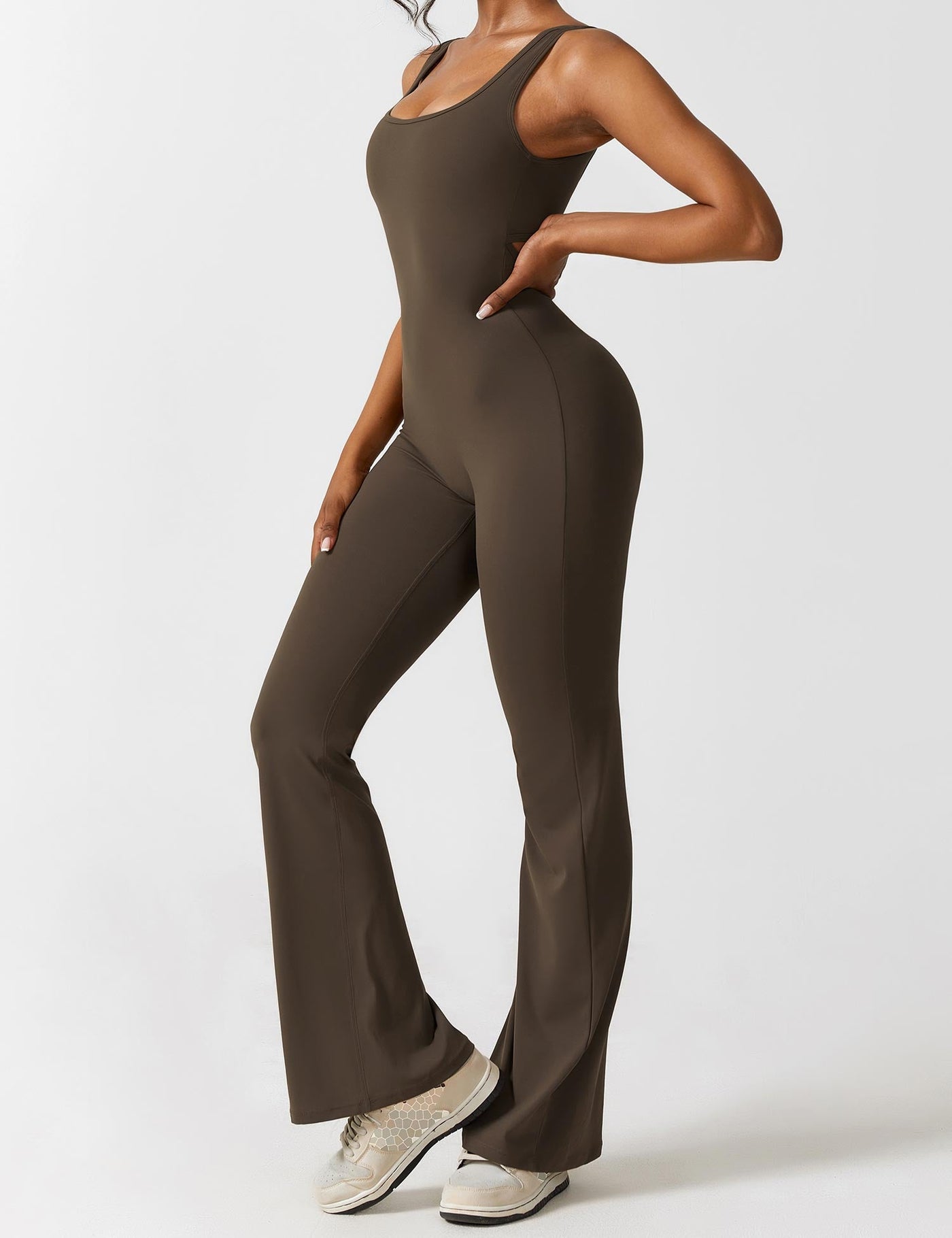 Anna | Utsvingt jumpsuit med V-rygg